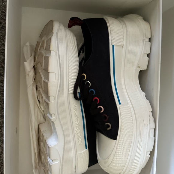 Alexander McQueen - Picture 2 of 6